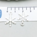 Colgantes de copos de nieve plateados para joyería DIY con escala de referencia - Exquisito Estilo de Copo de Nieve de Navidad (20028)
