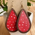 Dettaglio di orecchini a goccia in pelle rossa a pois bianchi con cornice in legno scuro - Rosso a Pois Bianchi (7)