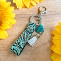 Détail de porte-clés en cuir vintage avec motif gaufré, turquoise et pompon blanc - Style Gland Pendentif Turquoise (1)