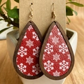 Dettaglio di orecchini a goccia in legno con pelle rossa e motivo a fiocco di neve - Rosso con Fiocco di Neve Bianco (8)