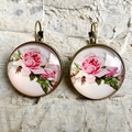 Pendientes vintage de bronce con cabujón de cristal rosa sobre fondo de piedra gris - Estilo Rosa Rosa (2)