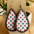 Dettaglio di orecchini a goccia in legno con motivo a stelle su cartoncino - Bianco con Stelle Rosso Verde (10)