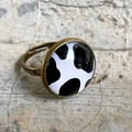 Makroaufnahme von Bronze-Ring mit Glas-Cabochon und schwarz-weißem Kuhmuster-Design - Einheitsgröße / Kuhmuster Stil (3)