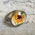 Vintage Sonnenblumenring aus Glas mit verstellbarem Bronzeband auf Naturstein - Einheitsgröße / Sonnenblumenmuster Stil (4)