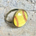 Makroansicht verstellbarer Bronze-Ring mit Glas-Softball-Muster auf grauem Stein - Einheitsgröße / Softballmuster Stil (6)