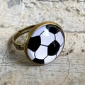 Detail eines Vintage-Bronze-Fußballrings mit einer Glaskuppel und einem Fußballmuster - Einheitsgröße / Fußballmuster Stil (7)