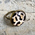 Verstellbarer Bronzering mit Leopardenmuster-Glascabochon in minimalistischem Stil - Einheitsgröße / Leopardenmuster Stil (12)