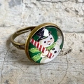 Detailsicht eines Retro-Schneemann-Rings aus Bronze mit Glas-Cabochon-Oberfläche - Einheitsgröße / Schneemannmuster Stil (14)