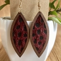 Detailansicht von Holzohrringen in Blattform mit Leopardenmuster und Goldhaken - Rotes Blatt Leopard Stil (2) / Rot