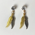 Dettaglio orecchini a piuma vintage con intarsio in zircone e texture bicolore - Stile Bicolore Oro e Argento Antico (1)
