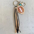 Dettaglio portachiavi football americano con lunghe frange in pelle scamosciata nere e gialle - Stile Football Nappa Gialla e Nera (3)