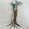 Détail du porte-clés tête de taureau western avec turquoise et franges en cuir - Style Marbré Cyan Et Noir (5)