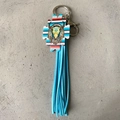 Llavero azteca bohemio con colgante de cráneo de toro y borlas largas de gamuza azul - Patrón de Calavera de Vaca con Plumas