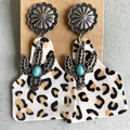 Detalle de pendientes western de leopardo con cactus plateado y piedra turquesa fina - Estilo de Crin de Caballo Estampado de Leopardo Denso (5)