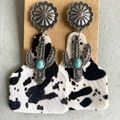 Detalle de pendientes bohemios con cactus, piedra turquesa y cuero con patrón de vaca - Estilo de Crin de Caballo Estampado de Vaca Blanco y Negro (4)