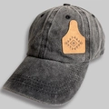 Detalle de gorra vintage de algodón lavado gris carbón con parche de cuero geométrico - Estilo de Patrón Geométrico Azteca