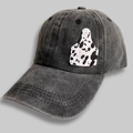 Dettaglio cappello denim grigio con toppa mucca e cuciture vintage stile western - Stile Etichetta Auricolare Mucca (2)
