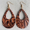 Pendientes de cuero vintage en forma de gota con grabado floral y ganchos oro - Relieve Marrón Vintage (2)