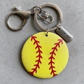Portachiavi da baseball in legno sportivo con cuciture rosse e ciondolo con scritta Dream - Stile Softball Giallo (3)