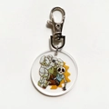 Porte-clés en acrylique squelette explorateur avec fermoir métallique sur fond blanc - Style Squelette Explorateur Escalade