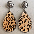 Detail of drop earrings with leopard print and vintage sunflower metal studs - Leopard Print Pattern Style (4)