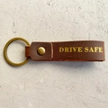 Porte-clés en cuir marron foncé avec gravure Drive Safe et anneau en bronze - Style DRIVE SAFE (3)