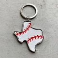 Dettaglio macro del portachiavi mappa del Texas con pelle da baseball e bordo argento - Stile Baseball (3) / Bianco