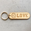 Detail van houten volleybal sleutelhanger met LOVE lasergravure en zilveren metalen ring - Volleybalstijl