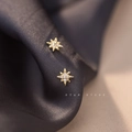 Elegantes pendientes de estrella S925 dorados con circón blanco en seda oscura - Dorado