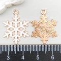 Ciondoli a fiocco di neve placcati in oro con smalto bianco per gioielli fai da te - Fiocco di Neve in Smalto Bianco (12536)