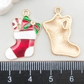 Ciondolo calza di Natale in metallo smaltato con fiocco verde e dettagli vivaci - Calza di Natale in Smalto Rosso (21095)