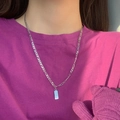 Silberne Halskette mit quadratischer Plakette und Lucky-Gravur an einer Figaro-Kette - Silber Lucky Rechteck-Tag (1121)