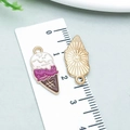 Makroaufnahme bunter Emaille-Eiscreme- und goldener Tropfenanhänger für DIY-Schmuck - Eiswaffel Stil(14963)