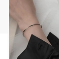 Brazalete Mobius minimalista bañado en plata en la muñeca para un look de moda elegante - Brazalete Moebius Fino