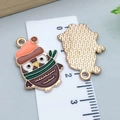 Détail des breloques hibou en émail avec mesure de 2,6 cm sur règle pour bijoux DIY - Chouette d'Action de Grâce en Émail Marron Café (25074) / 24x17x1mm