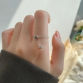 Anillo de cadena ajustable plateado con dos dijes de corazón colgantes en el dedo - Estilo de Cadena de Corazón Plateada (1243)