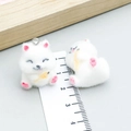 Pendentif chiot floqué blanc avec oreilles roses et anneau pour la création de bijoux DIY - Chat Tenant un Poisson