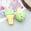 Pendentif cornet de glace vert clair en résine avec pépites colorées et anneau métal - Vert (24762)