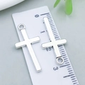 Detailansicht eines antiken Silberkreuz-Anhängers mit Skala zur Anzeige der 3,2 cm Länge - Altsilber Kreuz (7916)