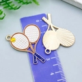 Tennisschläger Emaille Anhänger für DIY Schmuckzubehör mit Maßstab zur Größenbestimmung - Weißer Emaille Tennisschläger
