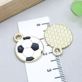 Vista frontale e posteriore dettagliata dei ciondoli da calcio da 2cm con smalto bianco e nero - Calcio in Smalto Bianco e Nero Medio (24852)