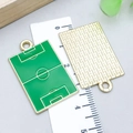 Ciondolo campo da calcio in smalto verde con retro dorato a griglia per gioielli DIY - Grande Campo da Calcio Sportivo in Smalto Verde (24857)