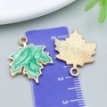 Pendentif feuille d'érable en émail marbré vert et alliage doré avec boucle ronde - 19*24mm / Feuille d'Érable en Émail Vert (14246)