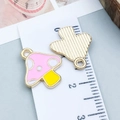 Colgante de hongo en esmalte rosa y amarillo con reverso dorado y anilla - 14*16mm / Seta Rosa Goteo Aceite
