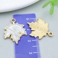 Pendentif feuille d'érable dorée avec émail blanc et dos texturé pour bijoux DIY - 19*24mm / Feuille d'Érable en Émail Blanc (14249)