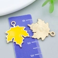 Pendentif feuille d'érable en émail jaune avec dos en métal doré et anneau - 19*24mm / Feuille d'Érable en Émail Jaune Foncé (14252)