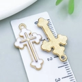 Goldener Kreuzanhänger aus Legierung mit weißer Emaille und doppelten Ringen - Weißes Emaille-Kreuz (9948)