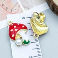 Colgante de hongo rojo con lunares blancos, reverso dorado y perla para joyería DIY - 16*23mm / Seta de Perla Artificial Chapada en Esmalte Rojo