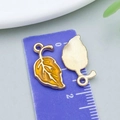 Pendentif feuille d'érable en émail jaune avec base en métal doré et texture nervurée - 10*20mm / Feuille en Émail Jaune (14362)