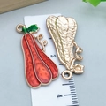 Pendentif citrouille en émail rouge avec finition martelée dorée et doubles anneaux - Citrouille Longue de Thanksgiving en Émail Orange (25066) / 36x16x3mm